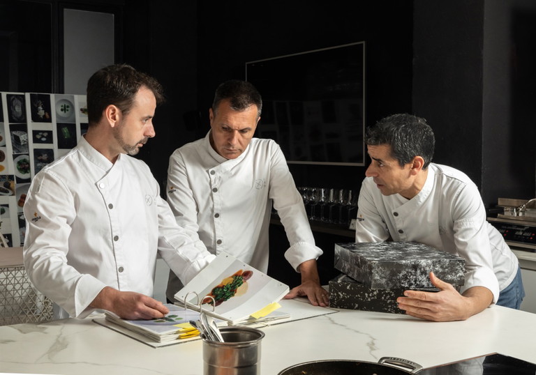 Eduard Xatruch, Oriol Castro und Mateu Casañas führen zusammen das »Disfrutar«. Ihre gemeinsame Geschichte begann schon früher – im berühmten »El Bulli«.