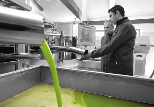 Die romantischen Steinräder von einst haben längst ausgedient. Heute wird hochwertiges Öl in modernen Zentrifugen und Dekantern erzeugt, die eine Oxidation weitgehend verhindern.