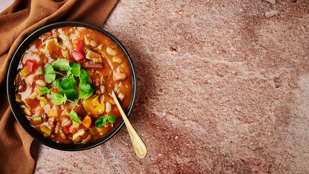 Bohnensuppe mit Geselchtem wie im Beisl »Duspara« - Rezepte - Falstaff