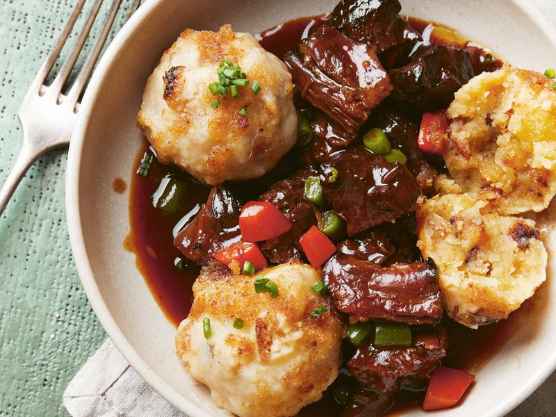 Elisabeth Grabmers Liebling: ein »Purkandischer Knödel« aus einer Art Brandtteig mit geröstetem Schwarzbrot. Im Bild mit Ochsenschleppragout.