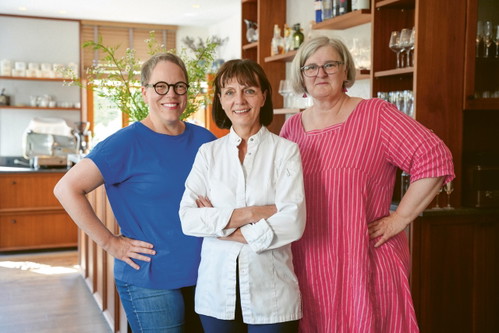 Das Autorinnen-Trio Katharina Seiser, Elisabeth Grabmer, Magdalena Wieser (v.l.) – und ihr Buch »Knödelreich«, erschienen im Brandstätter-Verlag. 