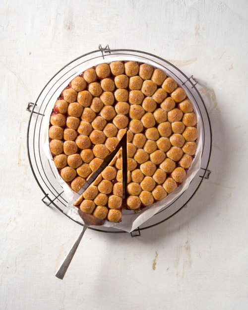 Süße Kreation aus dem »Knödelreich«: die Knödeltorte. Sie ähnelt einer Linzer Torte – statt dem Mürbteiggitter zieren sie winzige Knödel.