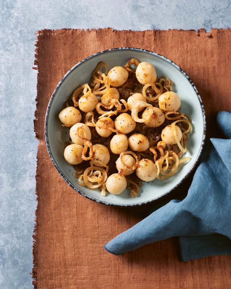 Ein Rezept aus dem frühen 17. Jahrhundert: Mehlballen aus nur drei Zutaten: Mehl, Wasser und Salz. Mit Röstzwiebeln wird daraus eine Delikatesse.