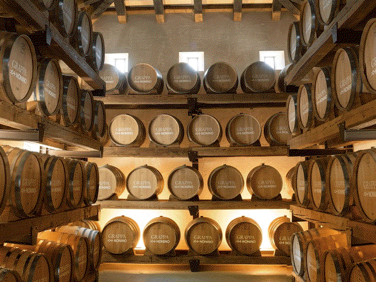 Nonino zählt nicht nur zu den ältesten Grappa-Häusern Italiens, sondern auch zu den innovativsten. Das Logo der Marke ist übrigens ein mittelalterliches Symbol für Alkohol.