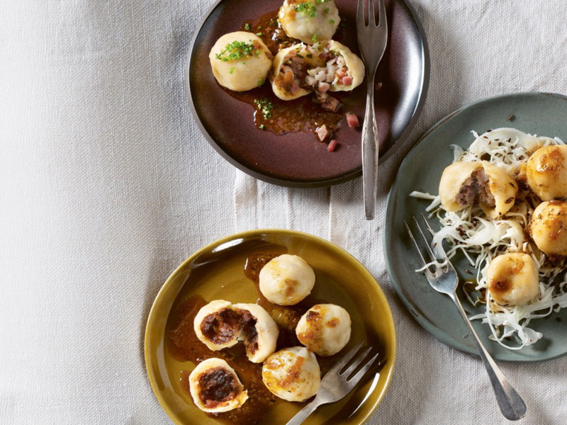 Der Knödel, ein Überraschungsei für Gourmets: Erst wer die Hülle mit Gabel und Löffel zart entzweit, sieht, was sich darin verbirgt.