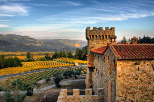 Bei einem Besuch am Castello di Amorosa fühlt man sich direkt in die italienische Toskana versetzt.