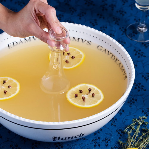 Wer den Drink stilecht servieren möchte, kann auch heute noch einen klassischen »Toddy Lifter« verwenden. Zu haben ist der »O'Doherty Toddy Lifter« z.B. bei cocktailkingdom.com