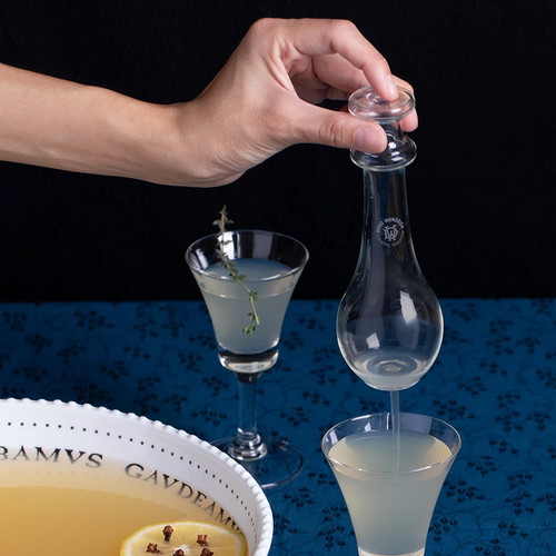 Der »O'Doherty Toddy Lifter« funktioniert wie eine Pipette und macht auch optisch viel her. Zu haben ist er bei cocktailkingdom.com