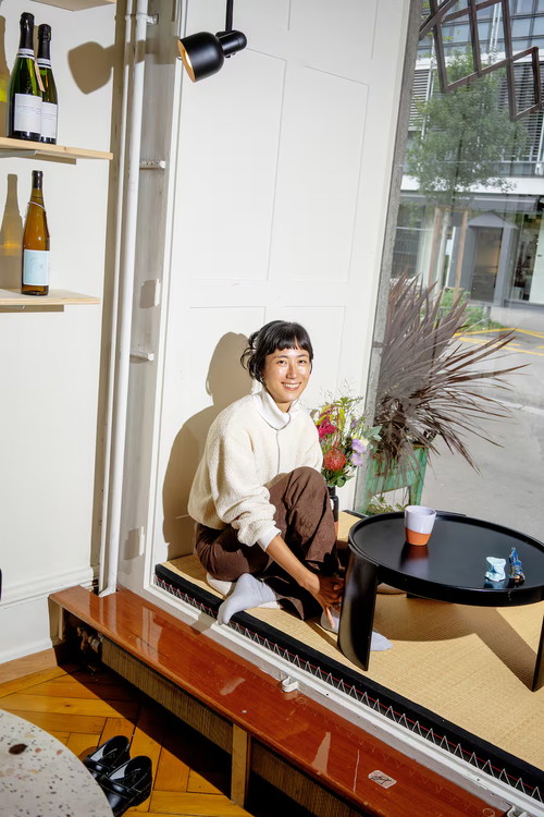 Im Schaufenster können es sich Besucher:innen auf Tatami-Matten gemütlich machen – wie Jinny hier.