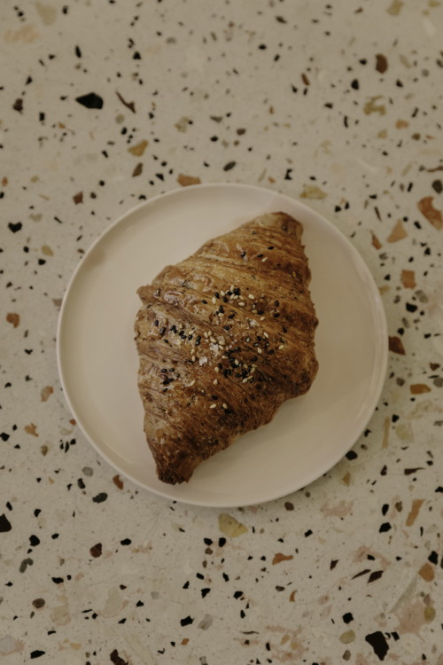 Ein Algen-Croissant – mit Sesam verfeinert.