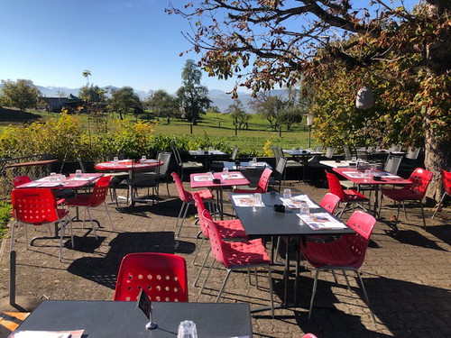 Im Sommer lockt die sonnige Terrasse zahlreiche Ortskundige an.