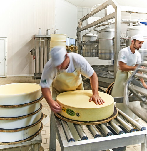 Die Herstellung des Comté ist in einem Regelbuch genau fest­gelegt. Die Laibe reifen bis zu vier Jahre und werden dabei regelmäßig mit Salz gepflegt.