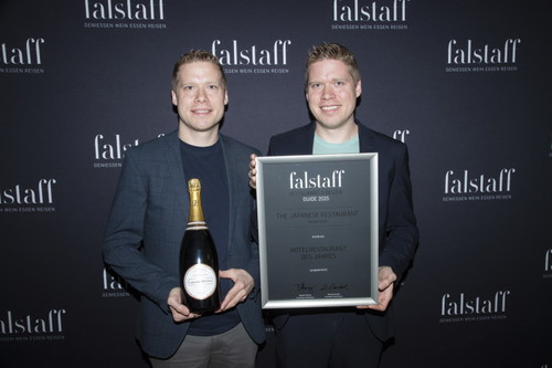 Dort kochen die Zwillinge Dominik Sato (l.) und Fabio Toffolon (r.).