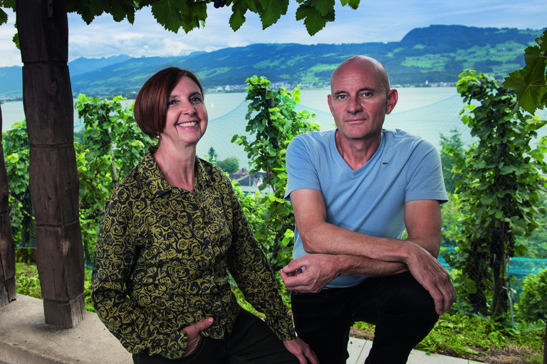 Susanne und Rico Lüthi sind bekannt für ihre filigranen Pinot Noirs der Extraklasse. Doch auch ihr Müller-Thurgau ist herausragend.