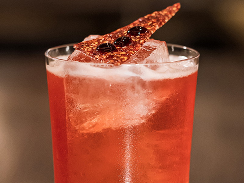 Gin, hausgemachter Himbeer-Wermut und Sauerbier sind die Säulen dieses erfrischenden Drinks.