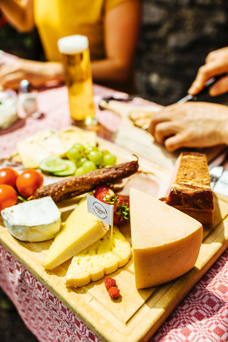 Alleine In der Schweiz werden 
jährlich 5500 Tonnen Alpkäse hergestellt. 