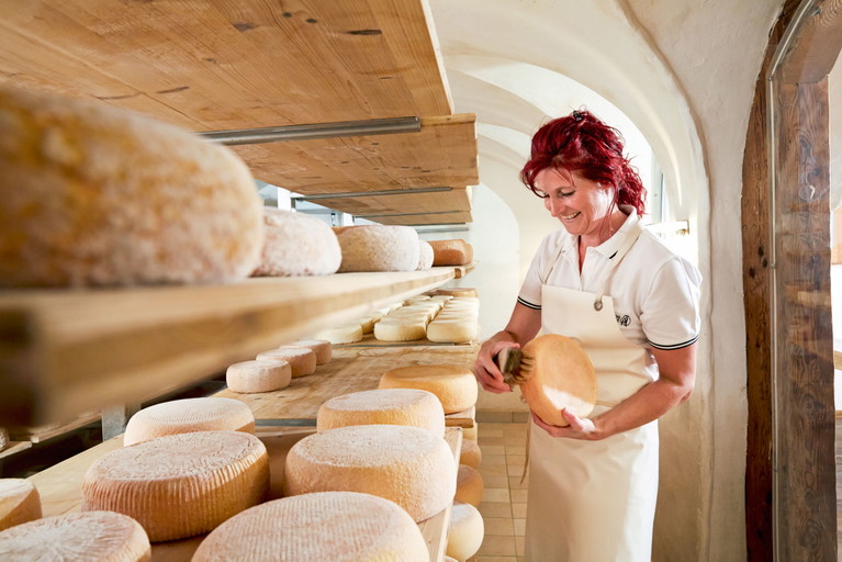 Von der Milch zum fertigen Käselaib: Es dauert meist mehrere Monate bis zum fertigen Produkt. Je länger Käse reifen, desto kräftiger und vollmundiger sind sie im Geschmack.