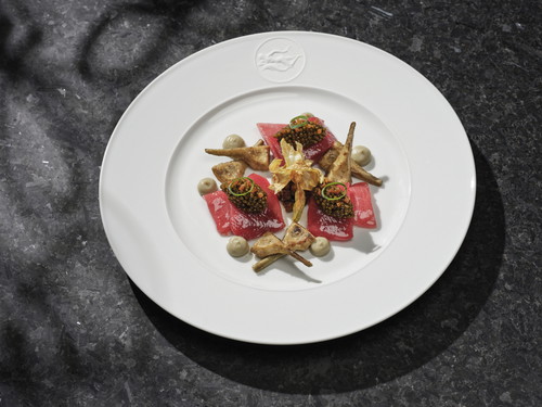 Gebeizter Thunfischbauch und -rücken mit Thunfischschmalz-Croutons und Imperialkaviar-Salat von Artischocken mit Kapern und Sardellen