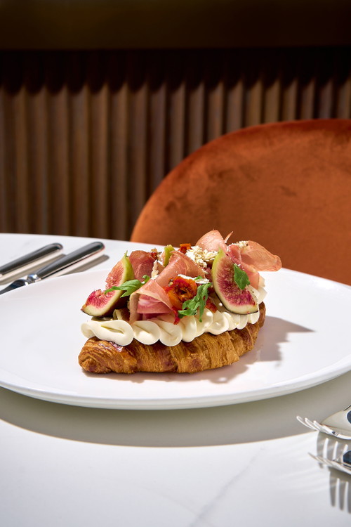 Das herzhafte Smashed Croissant mit Zitronen-Mascarpone-Crème, Feigen, Rohschinken und Tomaten