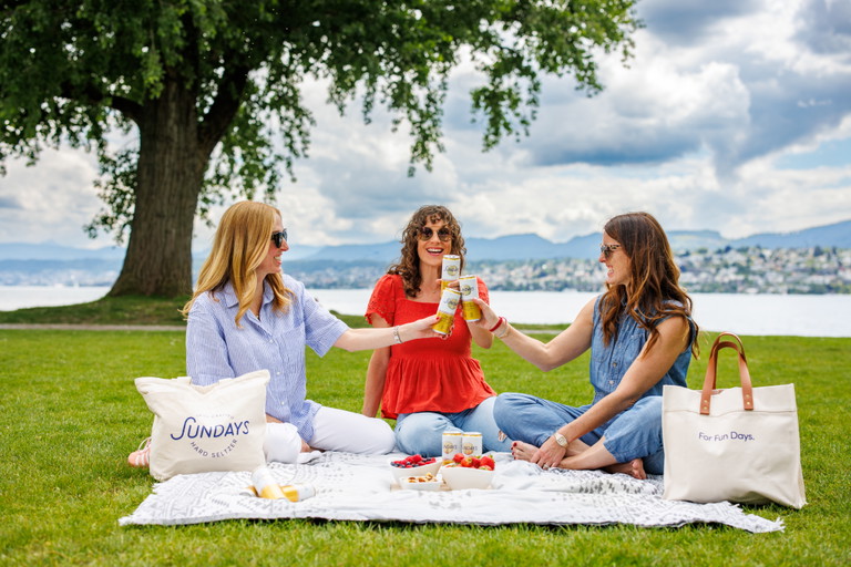Die drei Frauen haben sich in Zürich über Freunde kennengelernt und dann festgestellt, dass sich ihre Wege schon früher in den USA gekreuzt hatten. Norell und Katy lebten zur gleichen Zeit in New York und Jen und Katy sind beide in Wisonsin aufgewachsen und lebten danach in Chicago. 