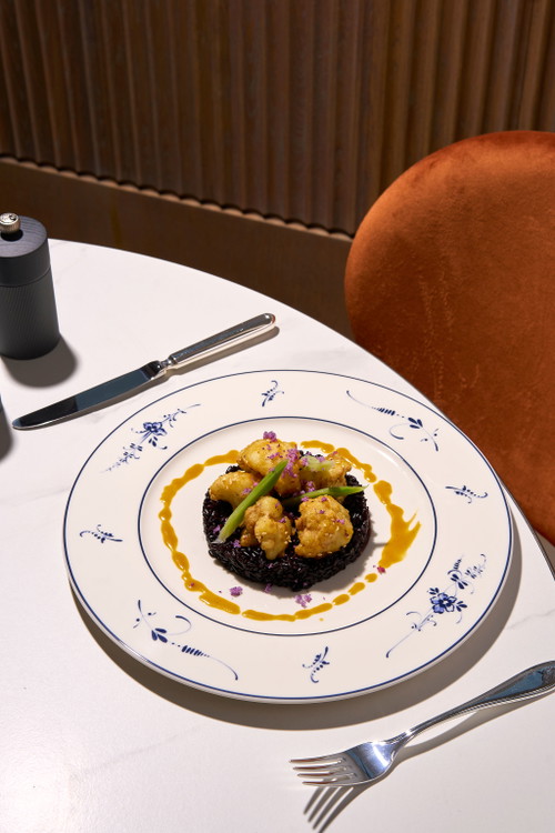 Vegan und glutenfrei: Tempura-Blumenkohl auf Venere Reis.