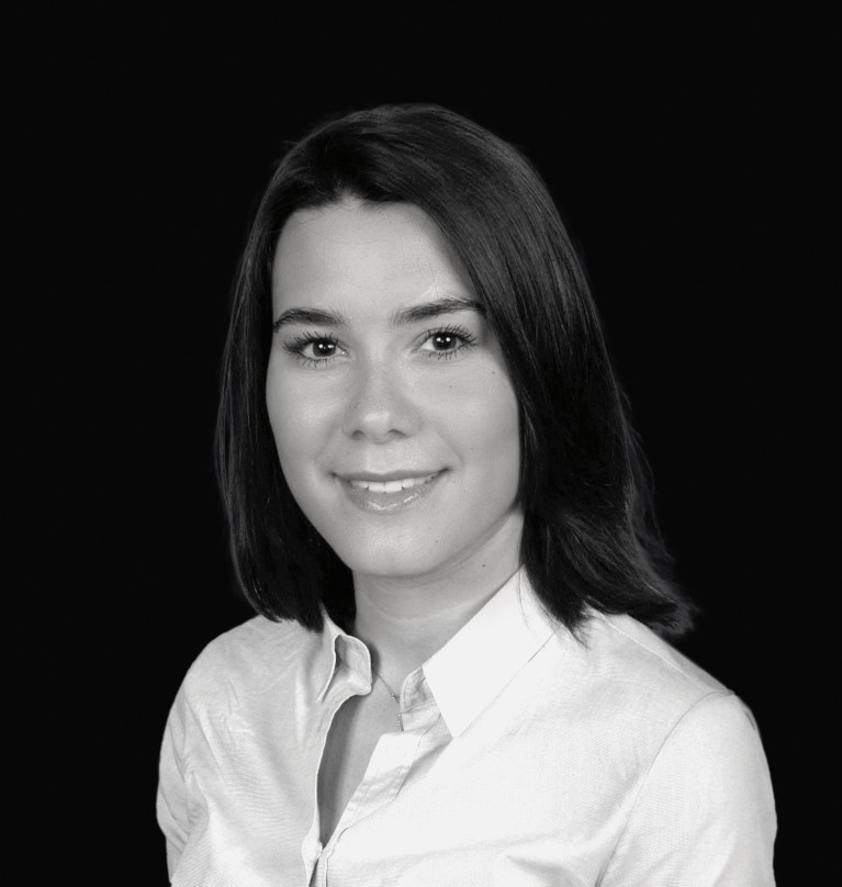 Alessia Manoli stammt aus der Lombardei, nicht weit von Mailand entfernt. Sie liebt den Genuss und das Schreiben und berichtet seit zehn Jahren in renommierten italienischen Medien vornehmlich über Wein, Essen und Olivenöl.