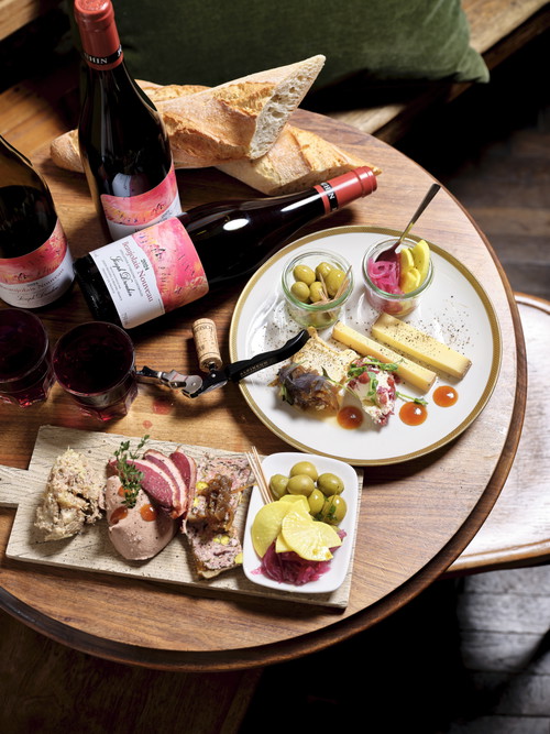 Die Ankunft des Beaujolais Nouveau wird im «Alpineum» mit klassischen Plättli und Gerichten gefeiert.