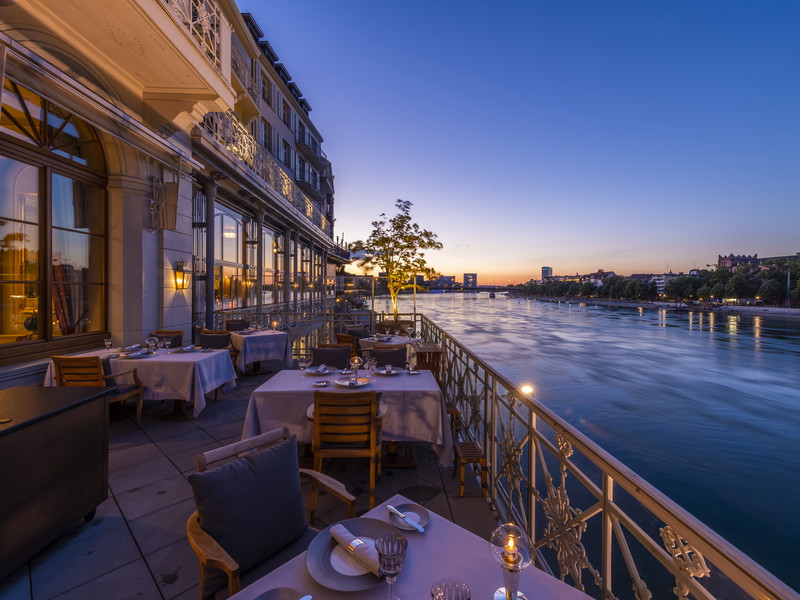 Die Terrasse des «Les Trois Rois» in Basel.