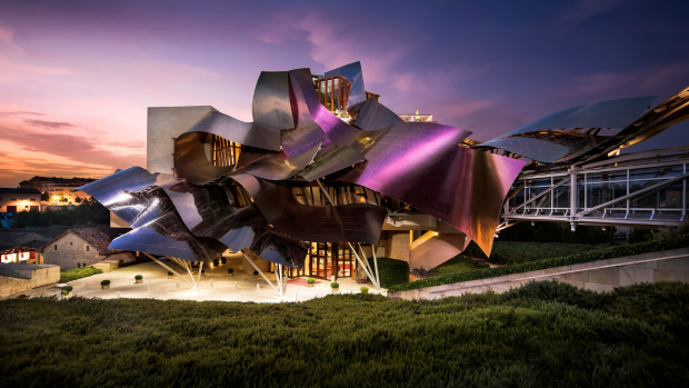 Spanien führt die Liste mit Bodegas De Los Herederos Del Marqués De Riscal aus Rioja an, die auf Platz eins der World's Best Vineyards 2024 gewählt wurde.