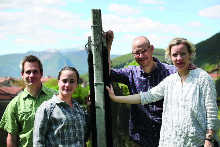 Marc und Isabel Hochwarth (l.) sowie Alex und Gabriela Blass (r.) sind die Menschen hinter dem noch jungen Miniweingut Cantina Blass.