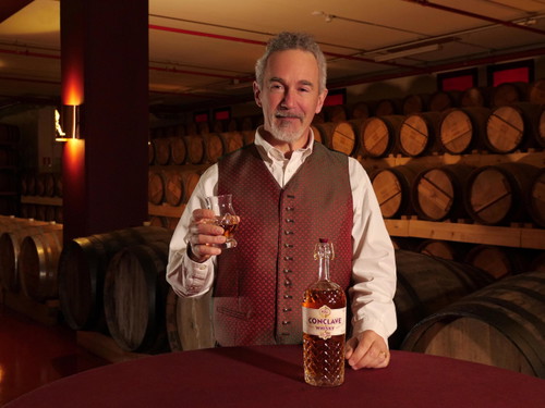 Jacopo Poli con whisky Conclave