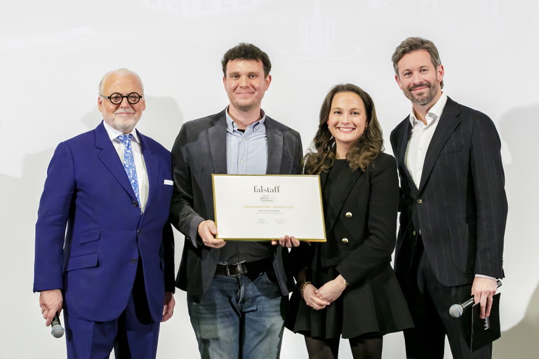 Falstaff-Herausgeber Prof. Wolfgang Rosam mit Falstaff Deutschland Newcomer des Jahres Jonas Kurek, Maria Schiewald (DS Automobiles), Moderator Jan Hartmann.
