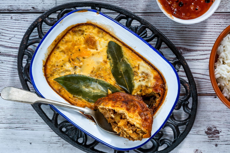 Der herzhafte Auflauf ist echtes Wohlfühlessen. Sein Name könnte auf das malayische Wort »Boemboe« zurückgehen, das für ein Currygewürz steht.