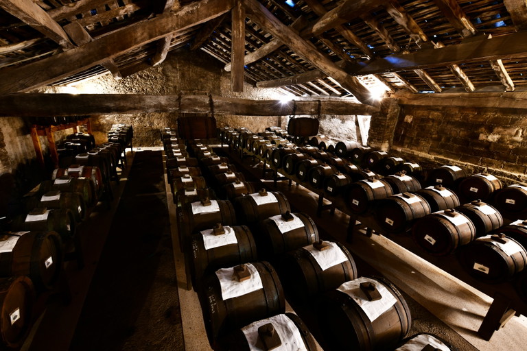 Traditionelle Reifung von Aceto Balsamico in Holzfässern.