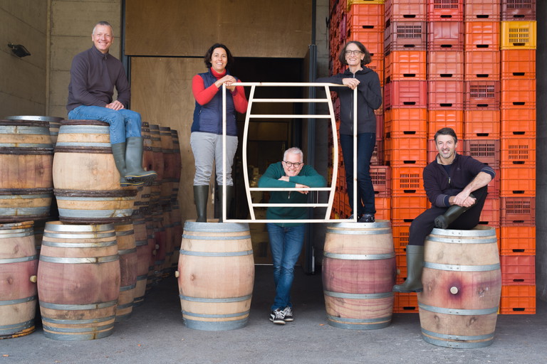 Das Team der Cantina Kopp von der Crone hat guten Grund zum Strahlen: Ihr Merlot Scala 2021 ist der höchstbewertete Wein in der Kategorie Merlot.