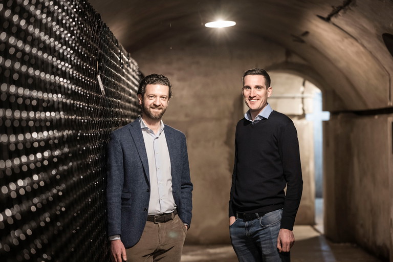Bertriebsleiter Tobias Leimgruber (l.) und Kellermeister Philipp Zublasing im Praeclarus-Sektbunker im Dorf St. Pauls
