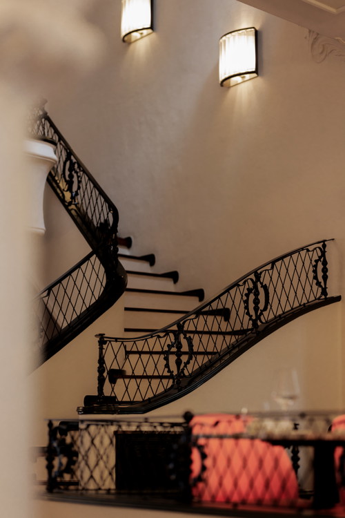 Die Treppe führt in den zweiten Stock.