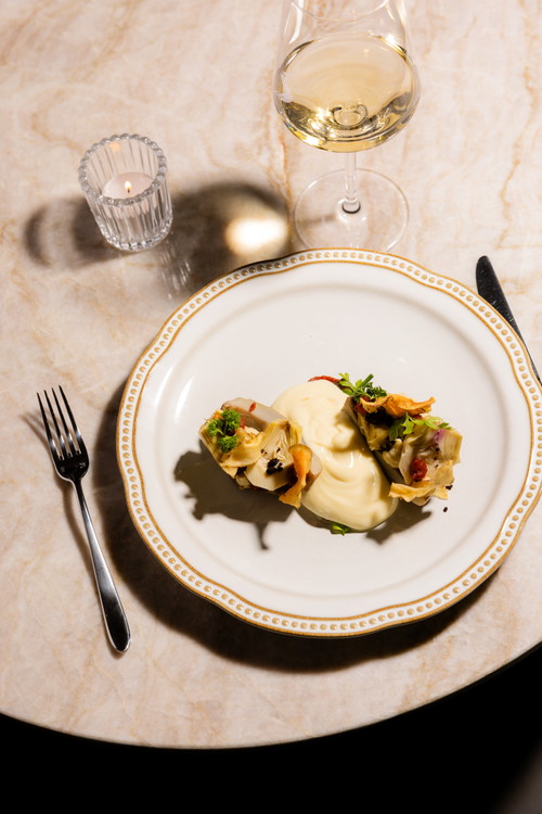 Artischockenvariation mit Taggiascaoliven, Tomatencoulis und Espuma von Grana Padano (vegetarisch).