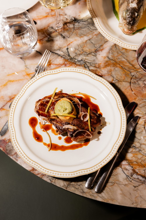 Ossobuco sbagliato: Rindsentrecôte (220 g), rosa gebraten mit Mark-Butter für 49 Schweizer Franken.