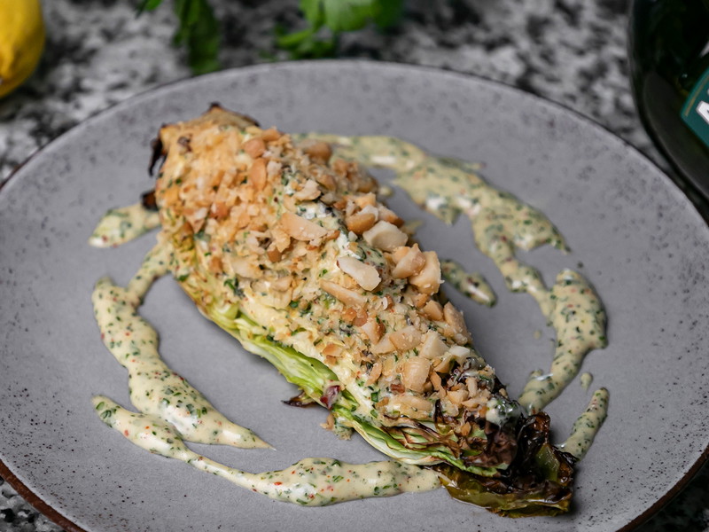 Der leicht angebratene Spitzkohl aus dem Ofen passt perfekt zu der Sauce Hollandaise mit Noilly Prat.