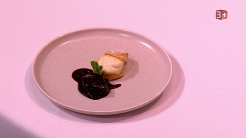 Sein Dessert: ein Windbeutel, weisses Schoggimousse mit Brombeercoulis und Brombeersorbet. 