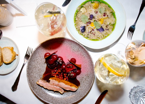 Rosa gebratene Entenbrust mit roter Rüb und Preiselbeer-Jus. Oben: Sonnenblumenkern-Risotto mit geröteten Karfiol, Parmesan und Essig-Scharlotten.