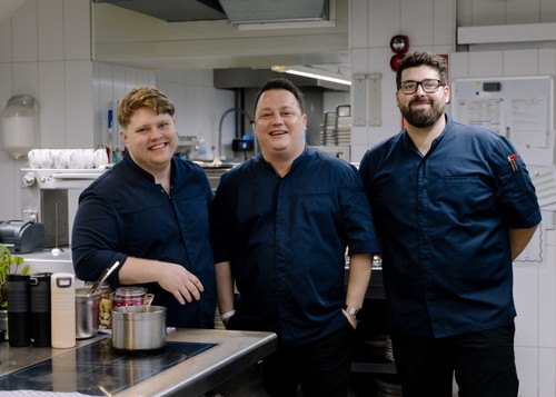 István Törzsök mit seinem Küchenteam.