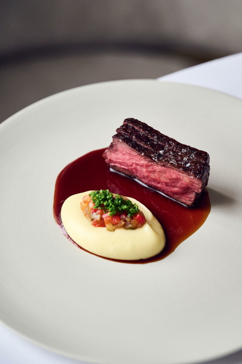 Entrecôte von der elf Jahre alten Milchkuh mit »Memories«-Gulasch und Kartoffelpüree.