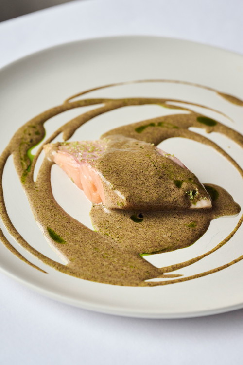 Sven Wassmers Signature Dish: Saibling aus dem Val Lumnezia mit gerösteter Sennereisahne und Tannenöl. 