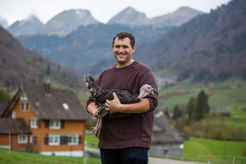 Robin Geisser beliefert mit »Geflügel Gourmet« in der Schweiz Spitzenköche mit Maispoularden, Enten, Perlhühnern, Truthähnen und Gänsen.
