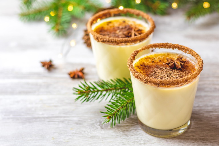 Fixer Bestandteil des Weihnachtsfestes – und mit großem Nostalgiefaktor: in Europa als Eierlikör, in den USA als Eggnog-Cocktail.