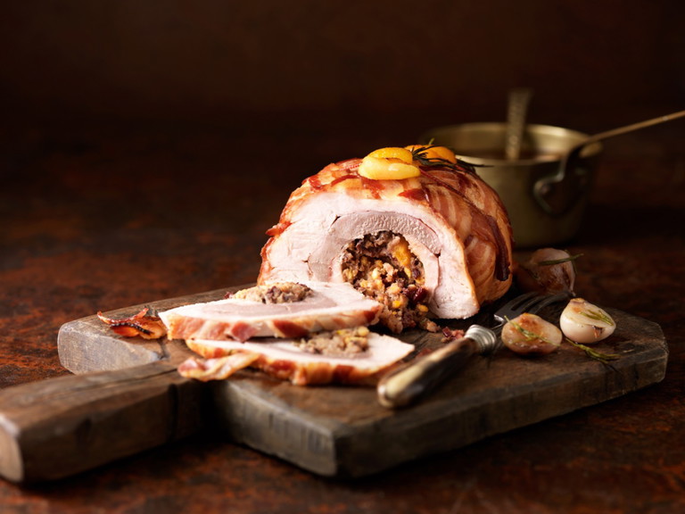 Üppig-skurriler Festbraten: Für »Turducken« wird Truthahn der Größe nach mit Ente und Huhn gefüllt.