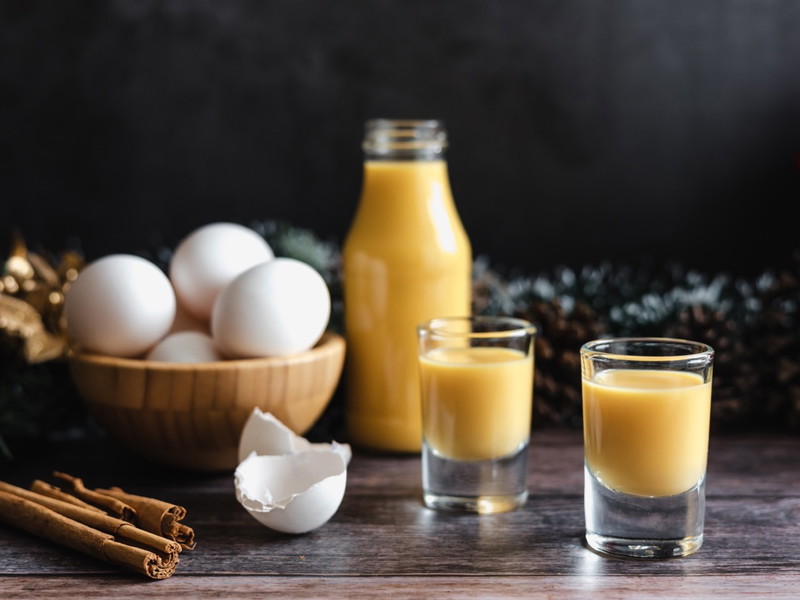 Eier, Getreidebrand, Zucker, Honig und Milch oder Schlagobers: Das Rezept für den Eierlikör ist simpel.