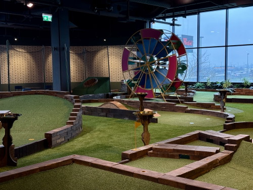 Adventure Mini-Golf mit eigener Bar.